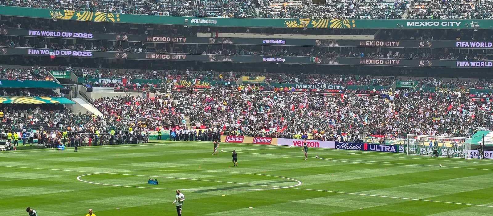El Estadio Azteca a reventar durante el calentamiento previo al debut de México en la Copa Mundial de 2026.